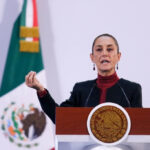 Ante las recurrentes violaciones a la ley en materia inmobiliaria para modificar el uso de suelo, la presidenta Claudia Sheinbaum consideró necesaria que haya más coordinación entre el gobierno federal, los gobiernos de los estados y municipales para impedir desarrollos inmobiliarios que violen la ley. Recordó que cuando estaba como Jefa de Gobierno de la ciudad, la fiscal general de Justicia capitalino desenmascaró una política impulsada por funcionarios vinculados a la alcaldía Beito Juárez y al Partido Acción Nacional, agrupados en el denominado cartel inmobiliario que violando la ley, impulsaron desarrollos inmobiliarios en esa alcaldía. “Vamos a ver cómo nos coordinamos con los estados y municipios, para evitar que se siga violando el uso del suelo y especialmente con estados y municipios.