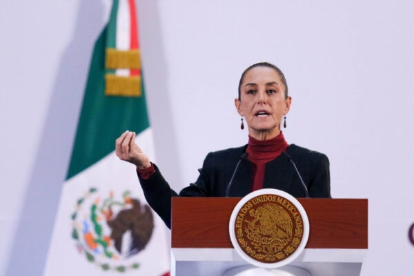 Ante las recurrentes violaciones a la ley en materia inmobiliaria para modificar el uso de suelo, la presidenta Claudia Sheinbaum consideró necesaria que haya más coordinación entre el gobierno federal, los gobiernos de los estados y municipales para impedir desarrollos inmobiliarios que violen la ley. Recordó que cuando estaba como Jefa de Gobierno de la ciudad, la fiscal general de Justicia capitalino desenmascaró una política impulsada por funcionarios vinculados a la alcaldía Beito Juárez y al Partido Acción Nacional, agrupados en el denominado cartel inmobiliario que violando la ley, impulsaron desarrollos inmobiliarios en esa alcaldía. “Vamos a ver cómo nos coordinamos con los estados y municipios, para evitar que se siga violando el uso del suelo y especialmente con estados y municipios.